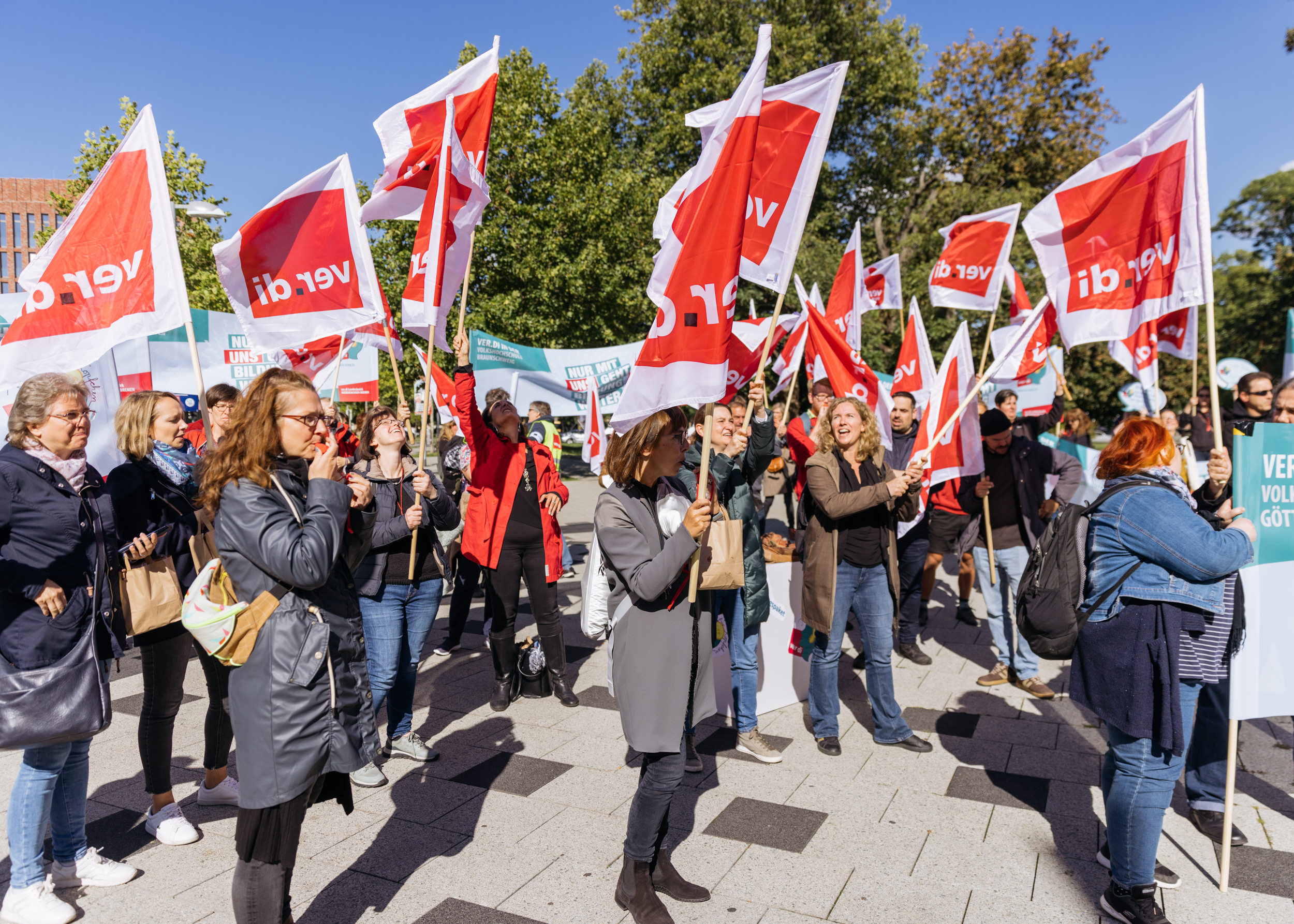 Rund 150 Beschäftigte aus der Erwachsenenbildung haben am Donnerstag, 22. September 2022 vor dem niedersächsischen Landtag in Hannover mit einer Kundgebung ein starkes Zeichen gesetzt. Die Teilnehmenden forderten von den Abgeordneten unter anderem die Aufstockung der Grundfinanzierung auf mindestens 100 Millionen Euro.