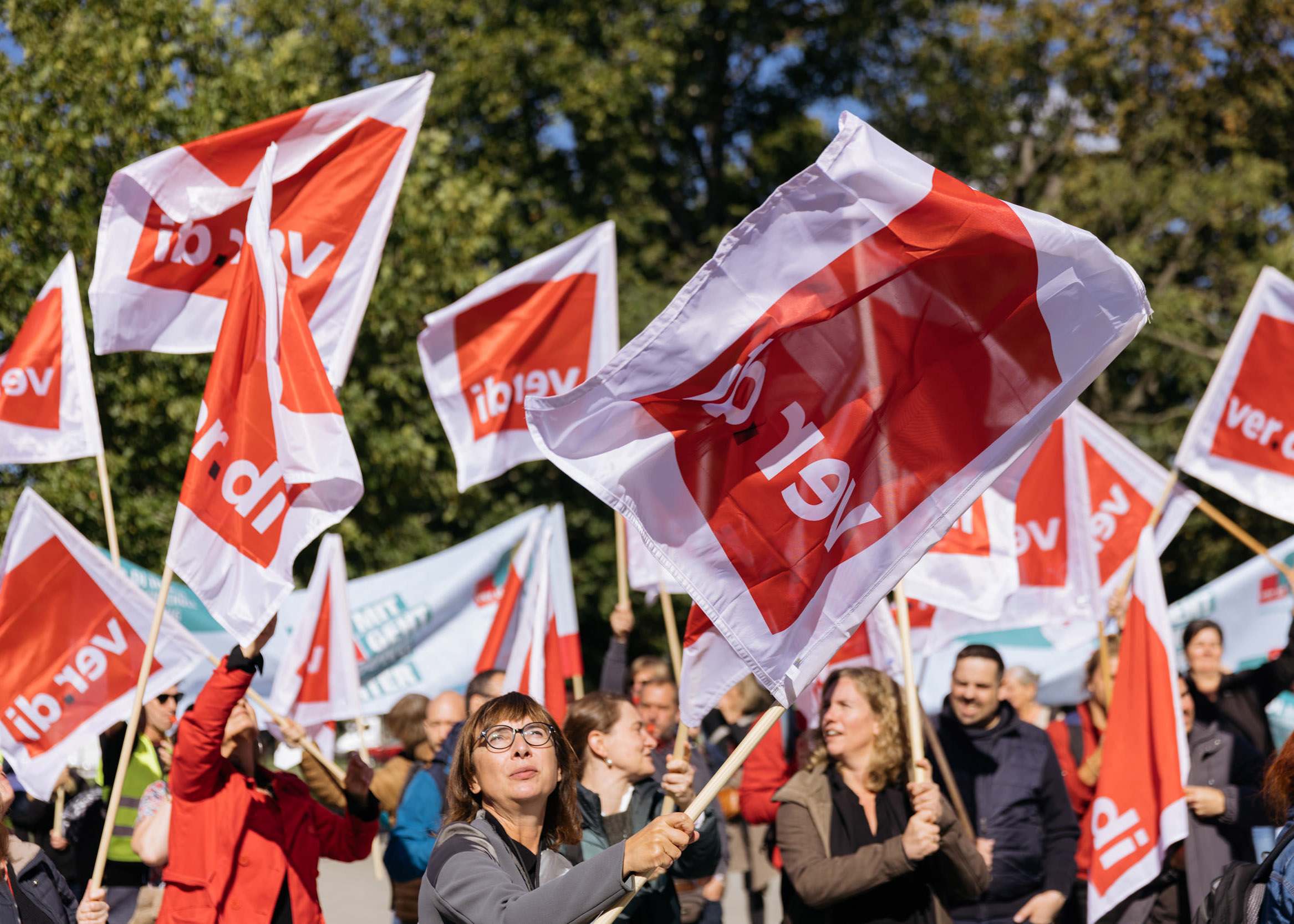 Rund 150 Beschäftigte aus der Erwachsenenbildung haben am Donnerstag, 22. September 2022 vor dem niedersächsischen Landtag in Hannover mit einer Kundgebung ein starkes Zeichen gesetzt. Die Teilnehmenden forderten von den Abgeordneten unter anderem die Aufstockung der Grundfinanzierung auf mindestens 100 Millionen Euro.