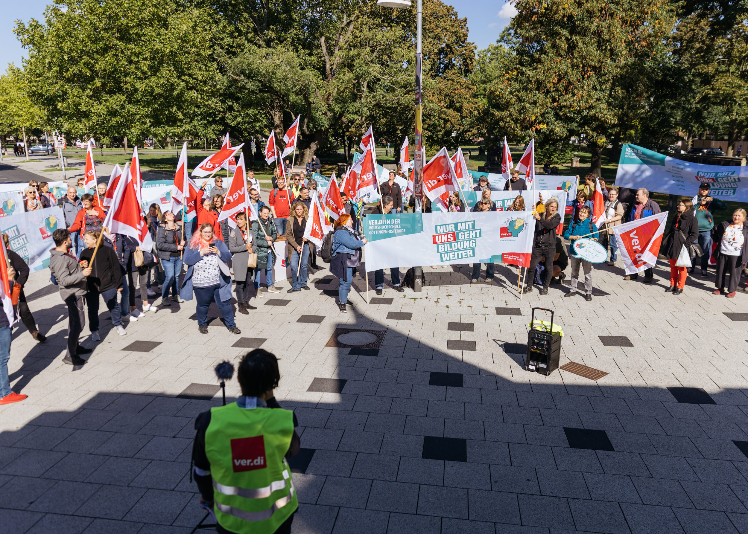 Rund 150 Beschäftigte aus der Erwachsenenbildung haben am Donnerstag, 22. September 2022 vor dem niedersächsischen Landtag in Hannover mit einer Kundgebung ein starkes Zeichen gesetzt. Die Teilnehmenden forderten von den Abgeordneten unter anderem die Aufstockung der Grundfinanzierung auf mindestens 100 Millionen Euro.