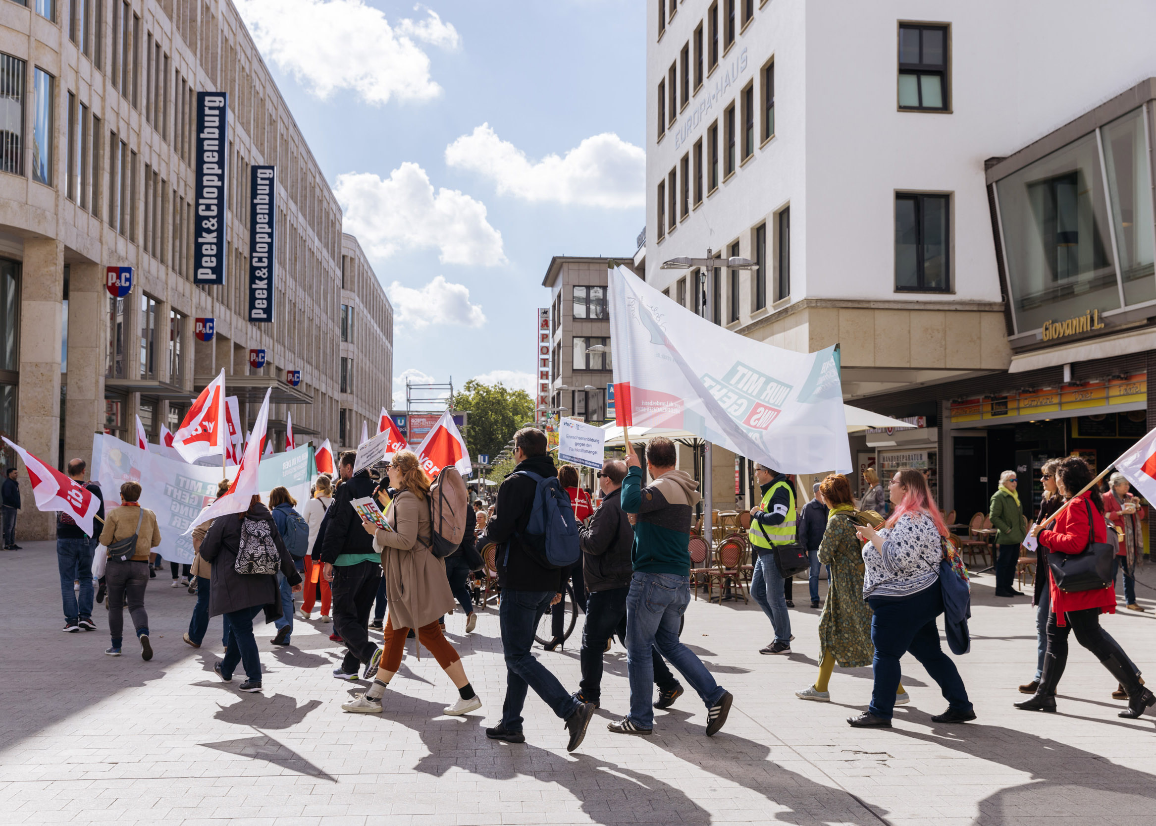 Rund 150 Beschäftigte aus der Erwachsenenbildung haben am Donnerstag, 22. September 2022 vor dem niedersächsischen Landtag in Hannover mit einer Kundgebung ein starkes Zeichen gesetzt. Die Teilnehmenden forderten von den Abgeordneten unter anderem die Aufstockung der Grundfinanzierung auf mindestens 100 Millionen Euro.