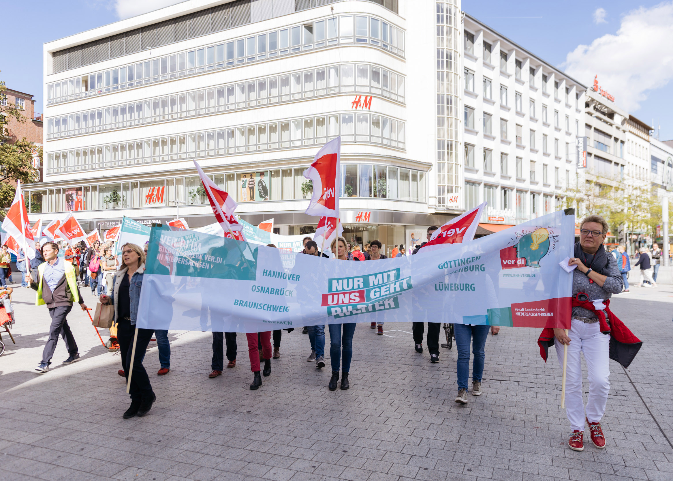 Rund 150 Beschäftigte aus der Erwachsenenbildung haben am Donnerstag, 22. September 2022 vor dem niedersächsischen Landtag in Hannover mit einer Kundgebung ein starkes Zeichen gesetzt. Die Teilnehmenden forderten von den Abgeordneten unter anderem die Aufstockung der Grundfinanzierung auf mindestens 100 Millionen Euro.