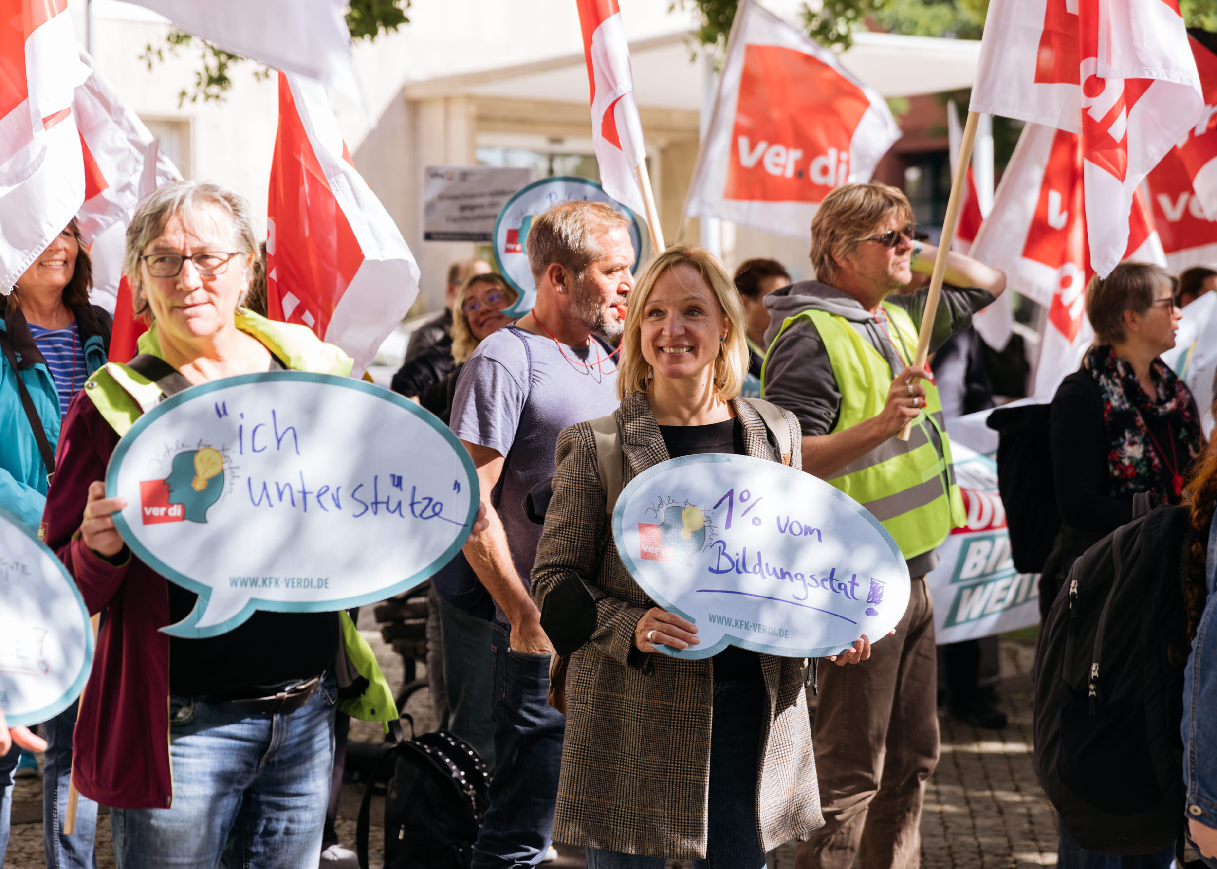 Rund 150 Beschäftigte aus der Erwachsenenbildung haben am Donnerstag, 22. September 2022 vor dem niedersächsischen Landtag in Hannover mit einer Kundgebung ein starkes Zeichen gesetzt. Die Teilnehmenden forderten von den Abgeordneten unter anderem die Aufstockung der Grundfinanzierung auf mindestens 100 Millionen Euro.