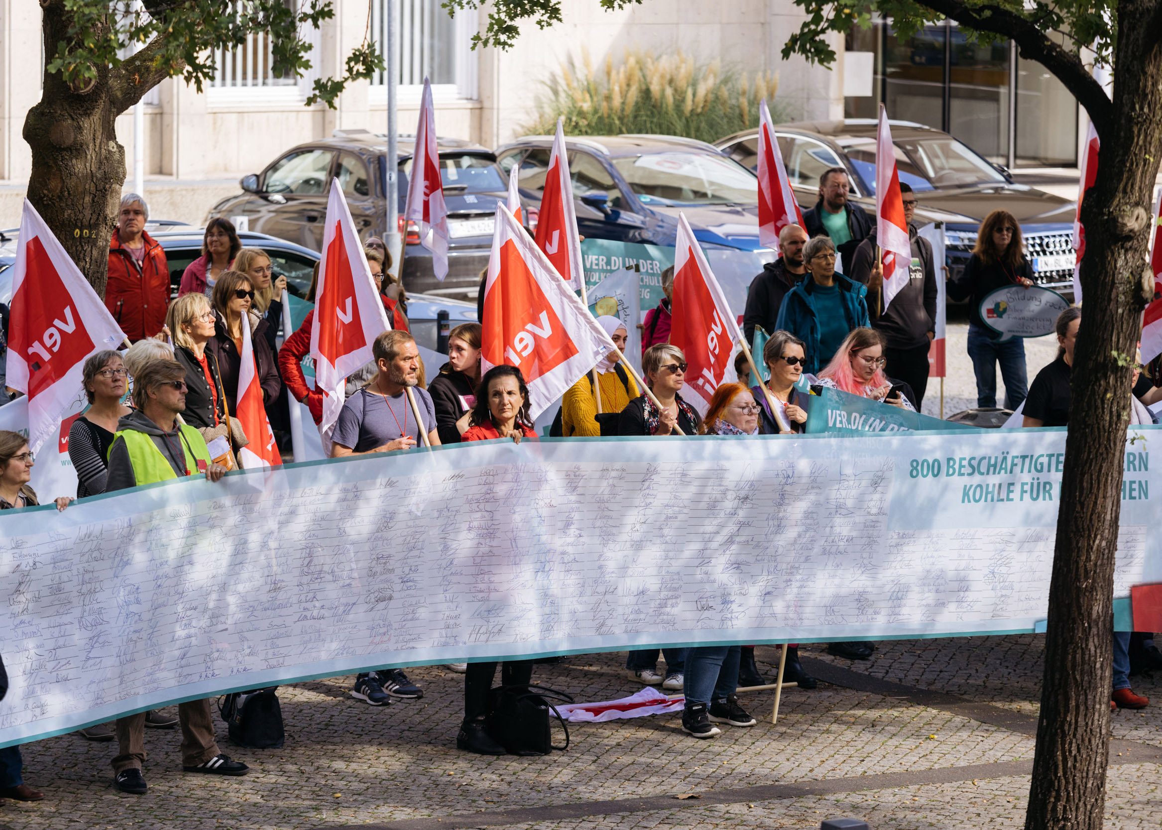 Rund 150 Beschäftigte aus der Erwachsenenbildung haben am Donnerstag, 22. September 2022 vor dem niedersächsischen Landtag in Hannover mit einer Kundgebung ein starkes Zeichen gesetzt. Die Teilnehmenden forderten von den Abgeordneten unter anderem die Aufstockung der Grundfinanzierung auf mindestens 100 Millionen Euro.