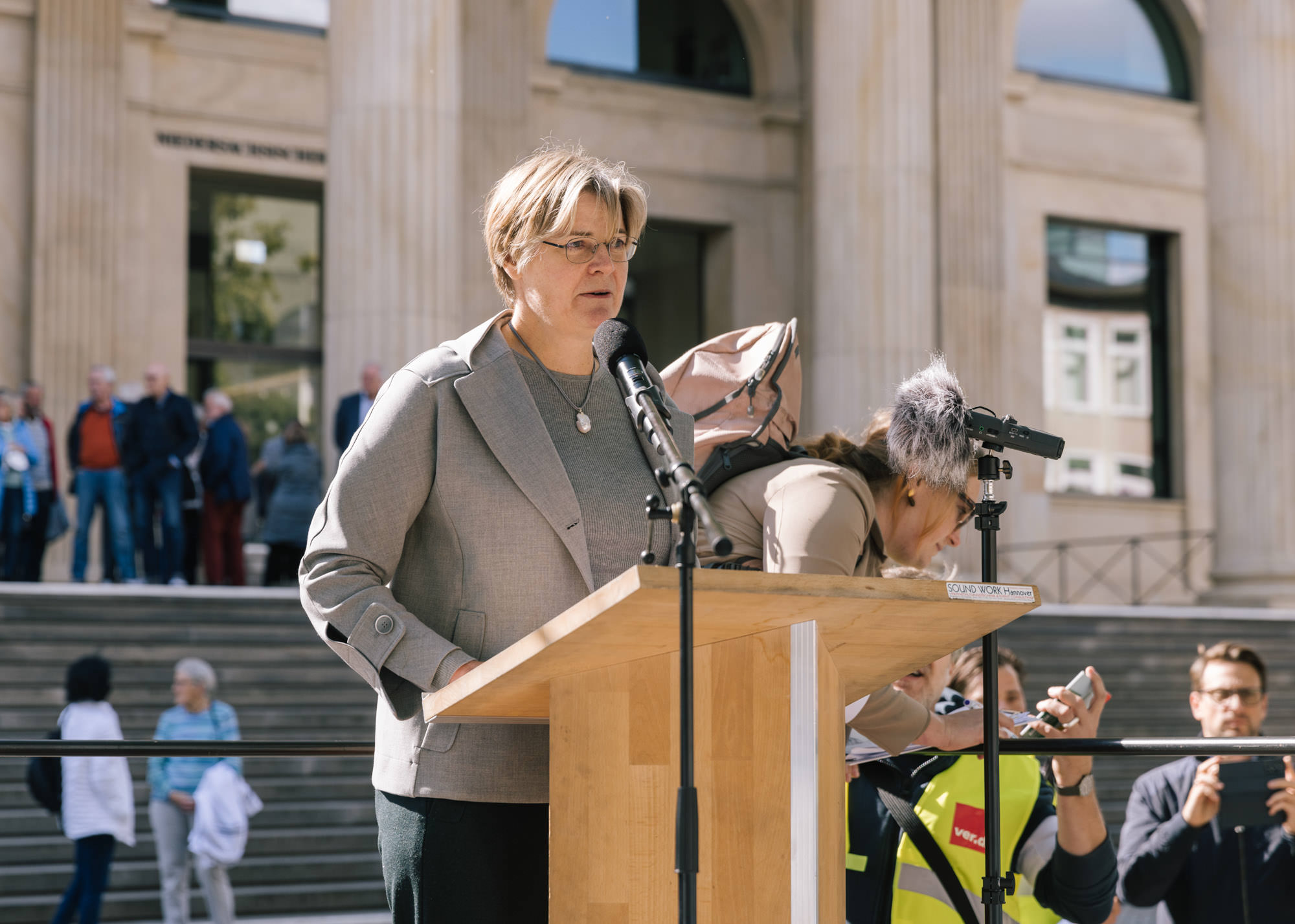 Thela Wernstedt (MdL der SPD) spricht auf der Demo von Kohle für Köpfchen vor dem Landtag.