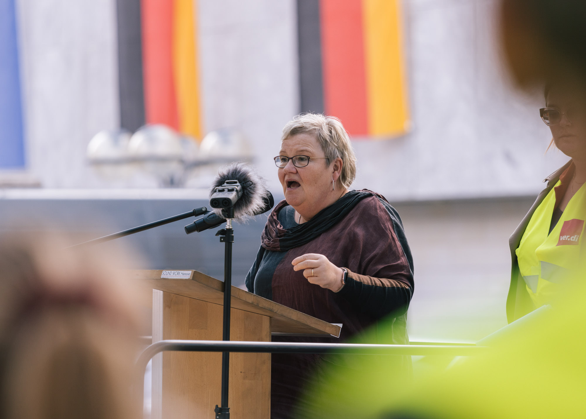 Eva Viehoff (MdL der Grünen) spricht zu den 150 Beschäftigten der Erwachsenenbildung.