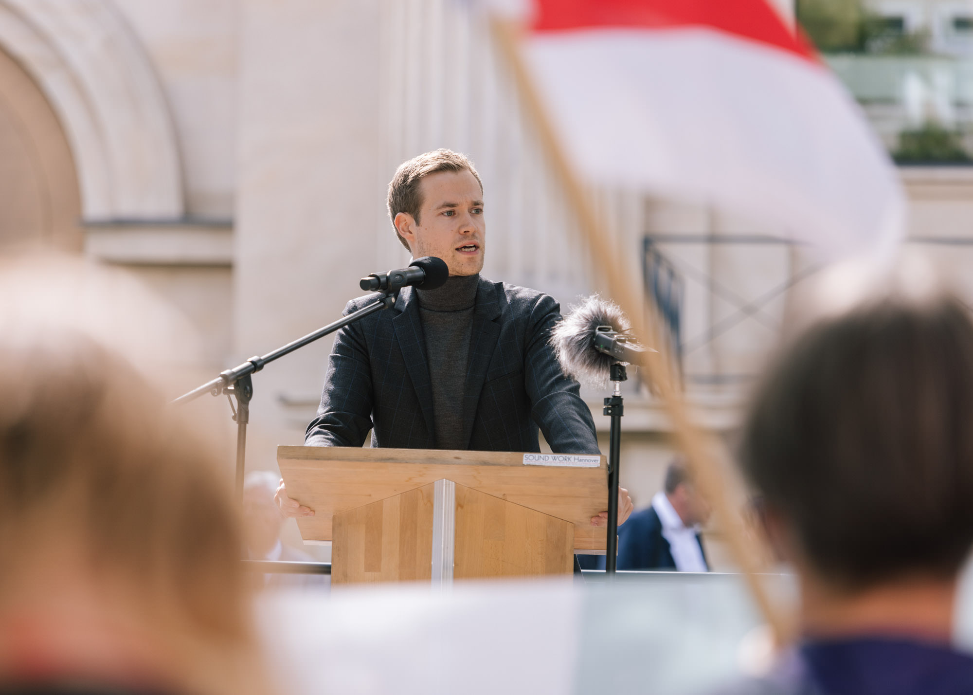 Lars Alt (MdL der FDP) richtet seine Worte an die rund 150 Beschäftigten der Erwachsenenbildung.