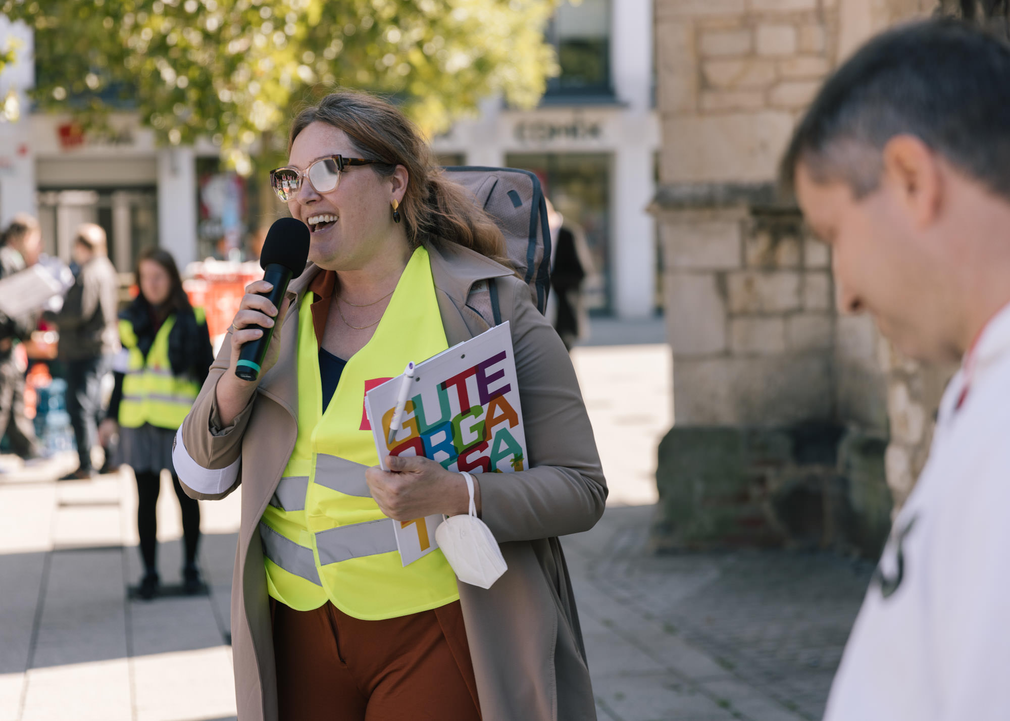 Ulrike Schilling (Stellv. Landesfachbereichsleiterin u.a für Bildung und Wissenschaft) fordert gemeinsam mit den Beschäftigten mehr Geld für die Erwachsenenbildung.