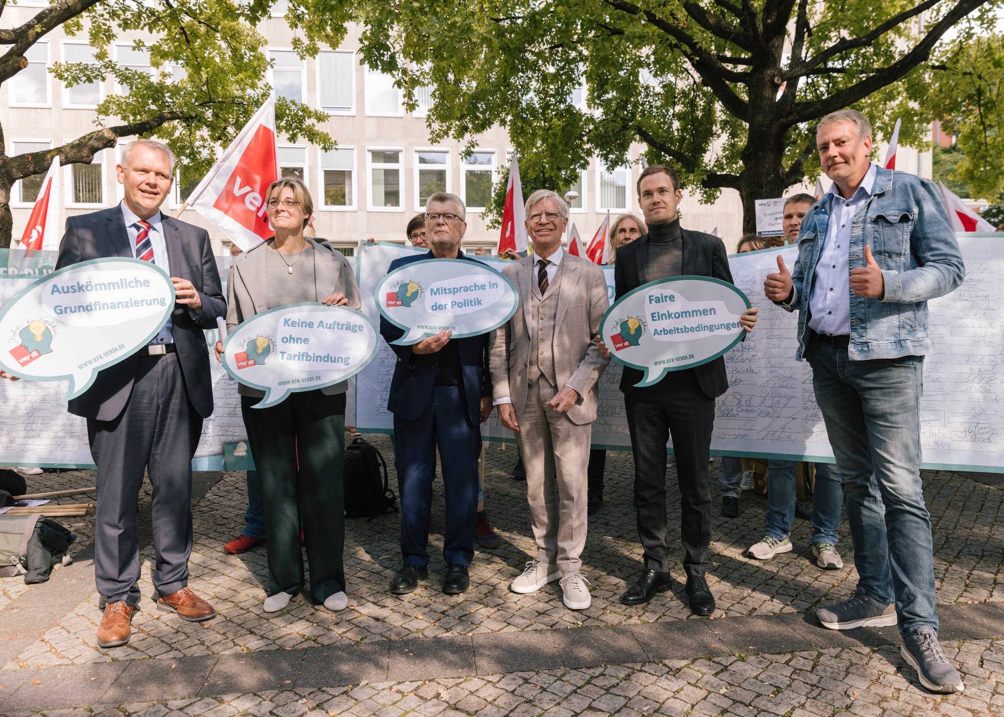 Die Redner*innen aus der Politik bei der Kohle für Köpfchen Demo am 22.09. vor dem Landtag in Hannover.