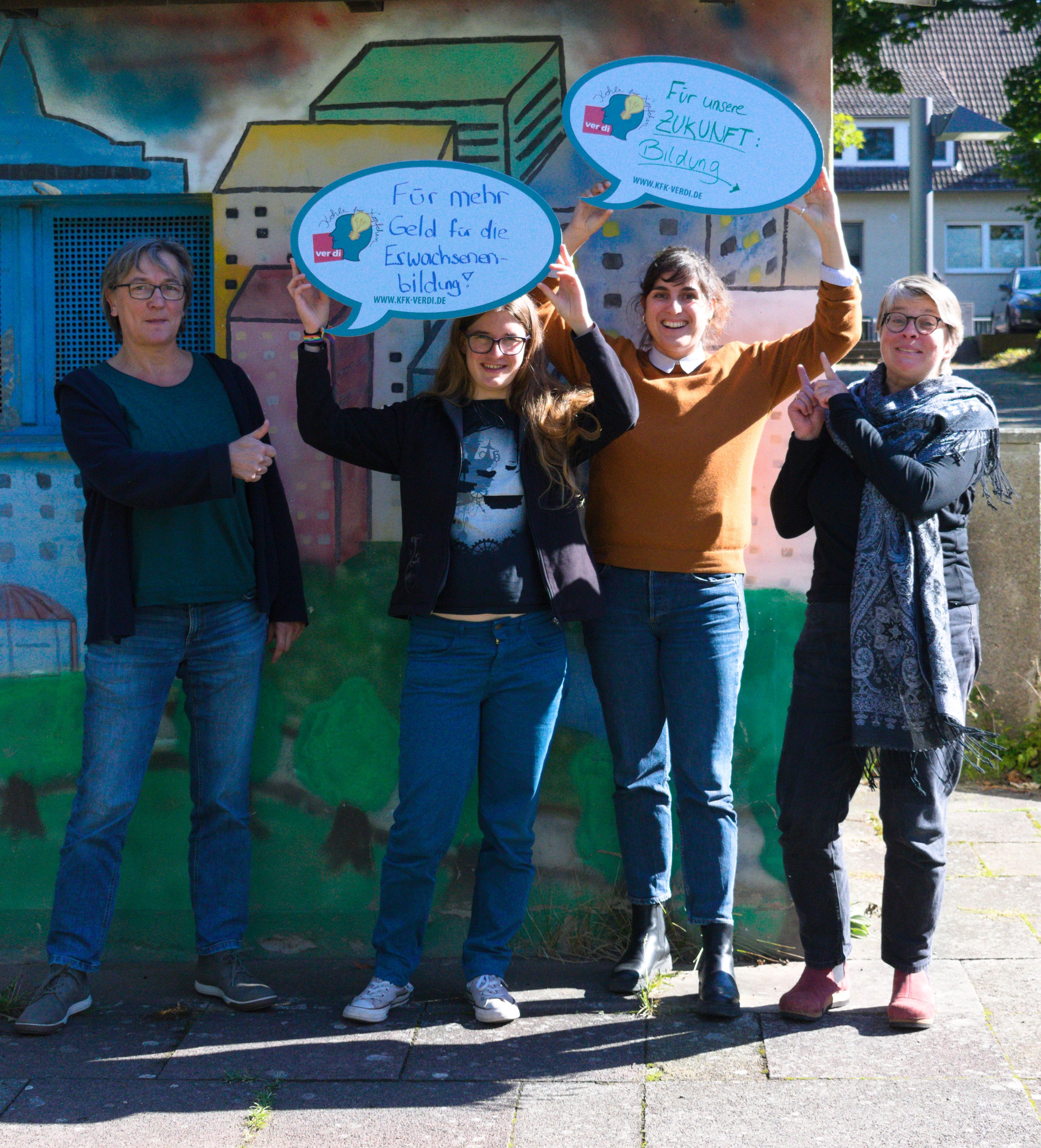 Marie Kollenrott und Pippa Schneider (Kandidatinnen der Grünen) mit Beschäftigten der VHS Göttingen.